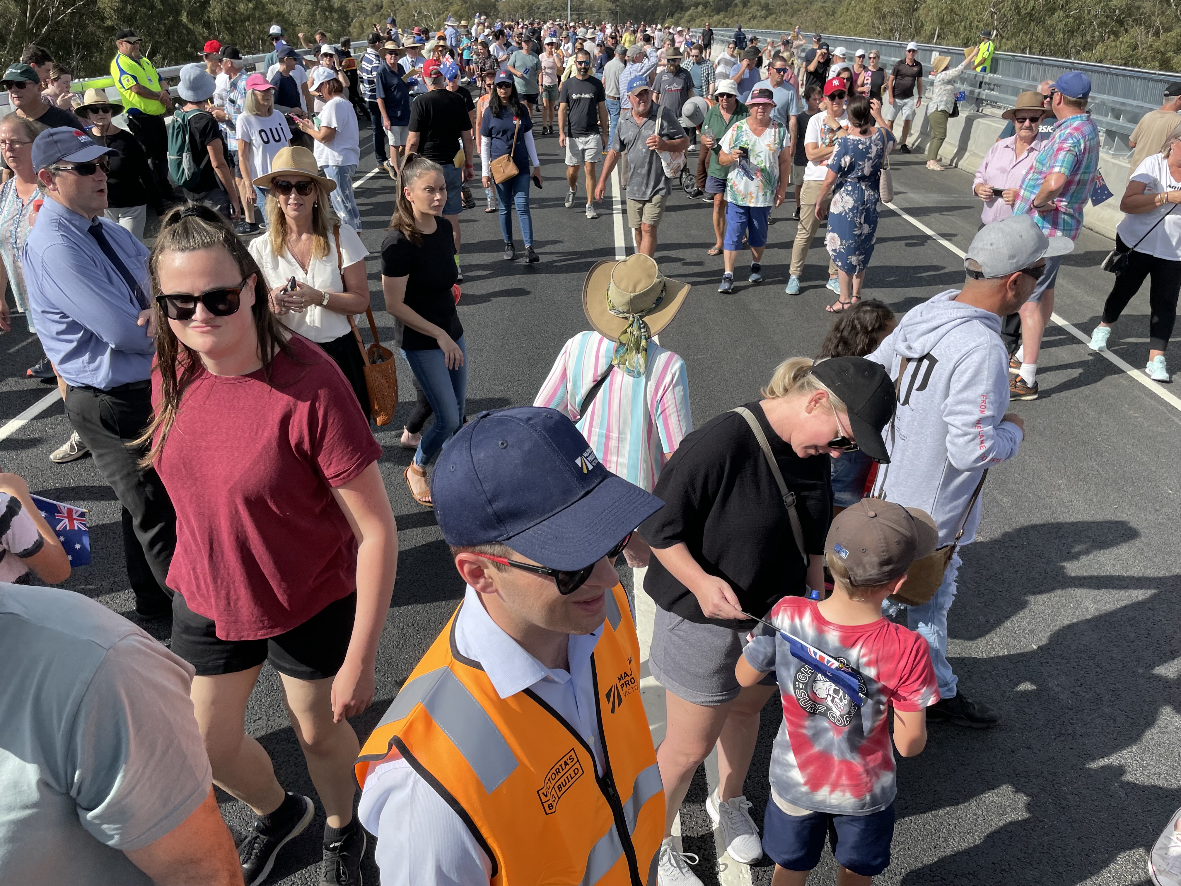 Echuca-Moama bridge project - People walking on the bridge